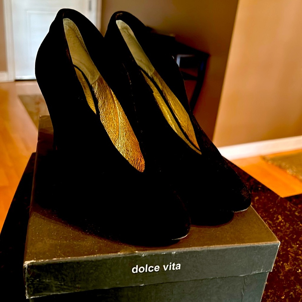 Suede 4 in heels, excellent condition